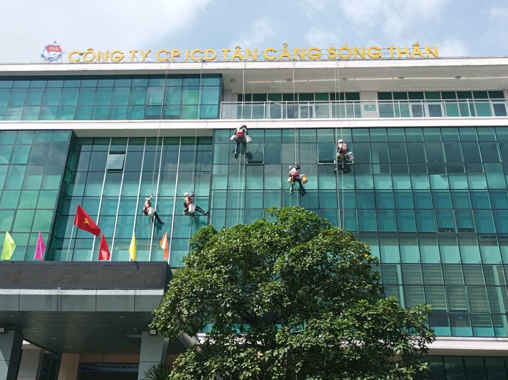 Dịch Vụ Lau Kính Tòa Nhà